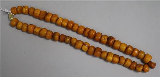 A single strand amber bead necklace, gross 72 grams, 48cm.
